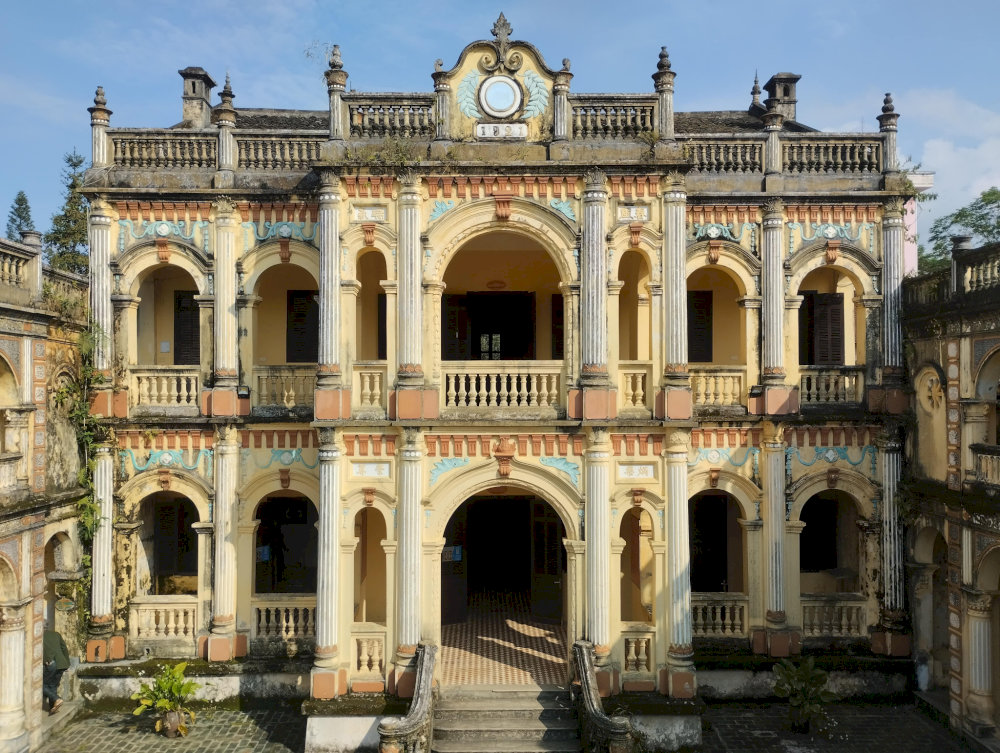 Hoang A Tuong Palace, with its bright yellow ancient and majestic appearance, represents unique architecture combining French style with ethnic traditions 